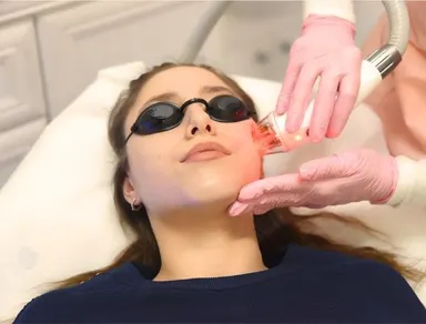 Procedură facială realizată cu echipament profesional